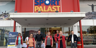 Gruppenfoto für den Firmenlauf Bad Kreuznach vor dem Schuh Sport Palast